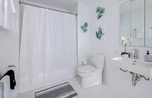 Gateway District Apartamento | Frontdesk | Bright + Open Studio in Downtown