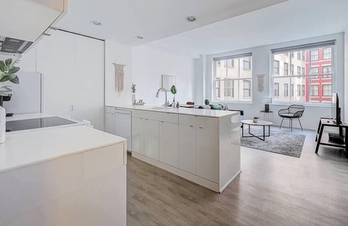 Gateway District Apartamento | Frontdesk | Bright + Open Studio in Downtown