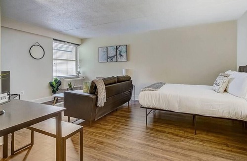 Gayborhood Apartamento | Frontdesk | Bright Studio in Midtown