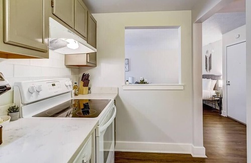 Gayborhood Apartamento | Frontdesk | Bright Studio in Midtown