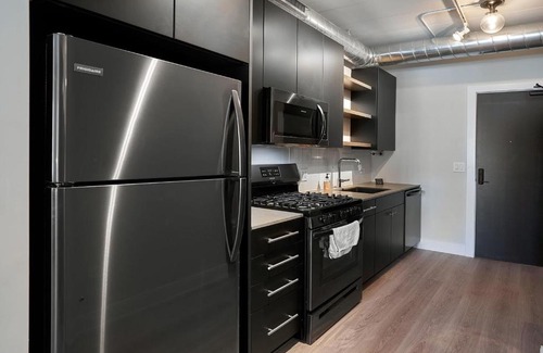 Lakeview Apartamento | FRONTDESK Chic Open Wrigleyville Studio Apt