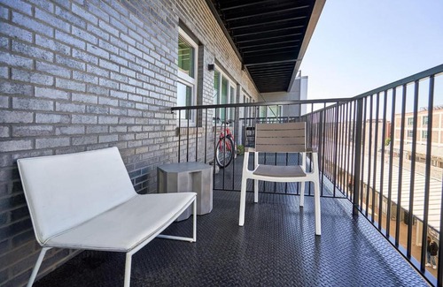 Lakeview Apartamento | FRONTDESK Chic Open Wrigleyville Studio Apt