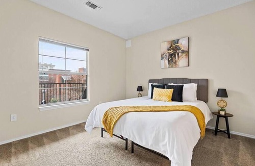 North Shore Apartamento | Frontdesk | Convenient 1 BR in the North Side
