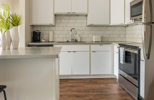 Ames Apartamento | Frontdesk | Hip 2BR Near Public Transit