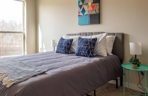 Ames Apartamento | Frontdesk | Hip 2BR Near Public Transit