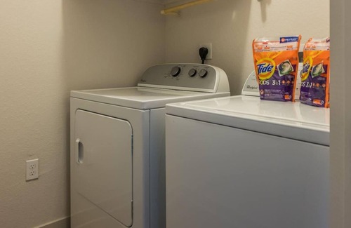 Golden Glades - The Woods Apartamento | Lively + Hip 1BR Apt w / Balcón