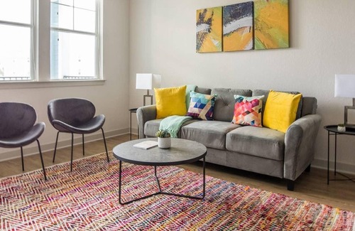 Golden Glades - The Woods Apartamento | Lively + Hip 1BR Apt w / Balcón