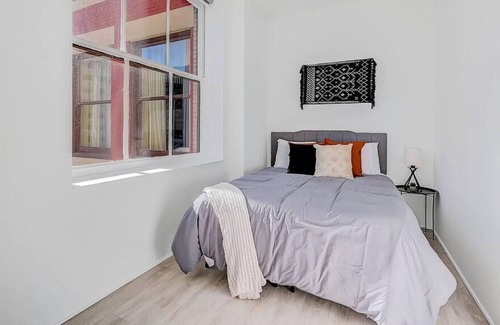 Gateway District Apartamento | Frontdesk | Open + Bright Studio Apt in Downtown