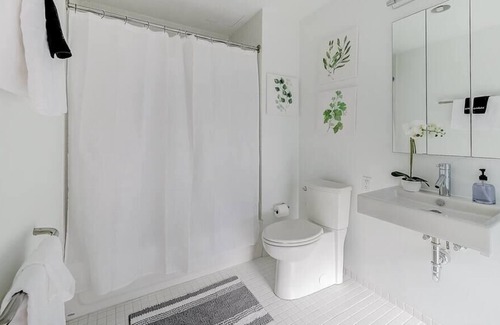 Gateway District Apartamento | Frontdesk | Open + Bright Studio Apt in Downtown