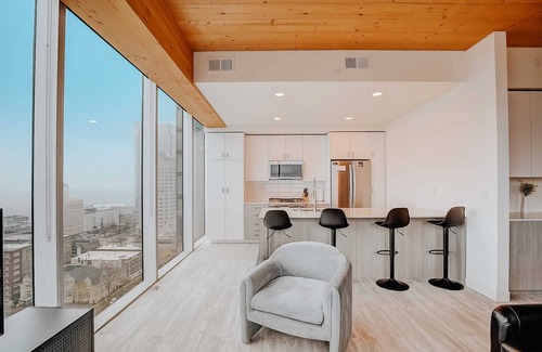East Town Apartamento | Frontdesk | Showy 3 BR Apt by Cathedral Sq Park