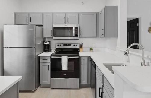 North Shore Apartamento | Frontdesk | Spacious 2 BR in the North Side