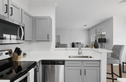 North Shore Apartamento | Frontdesk | Spacious 2 BR in the North Side
