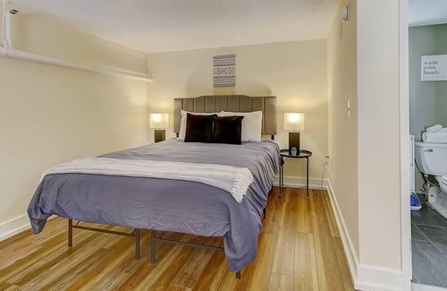 Gayborhood Apartamento | Frontdesk | Spacious 1BR Loft by Independence Hall