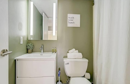 Gayborhood Apartamento | Frontdesk | Spacious 1BR Loft by Independence Hall