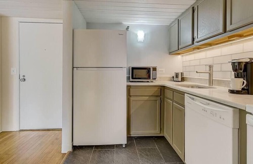 Gayborhood Apartamento | Frontdesk | Spacious 1BR Loft by Independence Hall