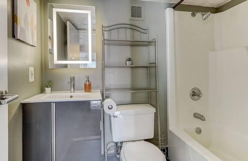Gayborhood Apartamento | Frontdesk | Spacious 1 BR in Midtown