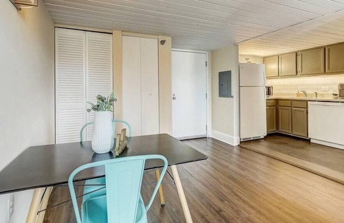 Gayborhood Apartamento | Frontdesk | Spacious 1 BR in Midtown