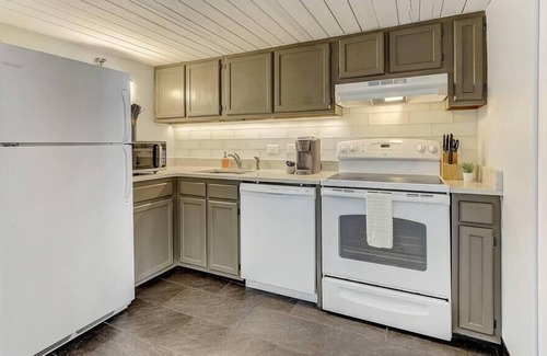 Gayborhood Apartamento | Frontdesk | Spacious 1 BR in Midtown
