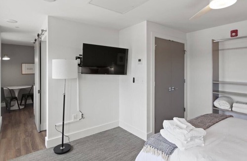 Hanover Place Apartamento | Frontdesk | Studio Apt near Crossroad Art District