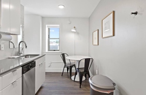 Hanover Place Apartamento | Frontdesk | Studio Apt near Crossroad Art District