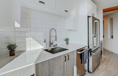 East Town Apartamento | Frontdesk | Stunning 3BR w / Lake & City Views