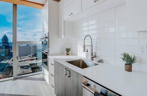 East Town Apartamento | Frontdesk | Stunning 3BR w / Lake & City Views