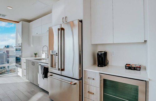 East Town Apartamento | Frontdesk | Stunning 3BR w / Lake & City Views