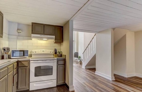Gayborhood Apartamento | Frontdesk | Stylish 1 BR in Washington Square