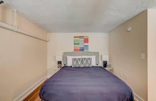 Gayborhood Apartamento | Frontdesk | Sunny 1 BR in Washington Square West