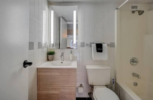 Gayborhood Apartamento | Frontdesk | Sunny 1 BR in Washington Square West