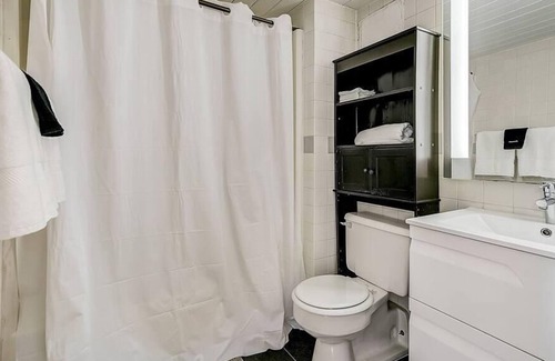 Gayborhood Apartamento | Frontdesk | Sunny 2 BR loft in Washington Square