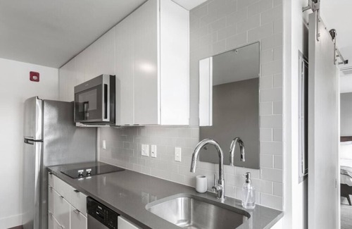 Hanover Place Apartamento | Frontdesk | Sunny Studio Apt near Gillham Park