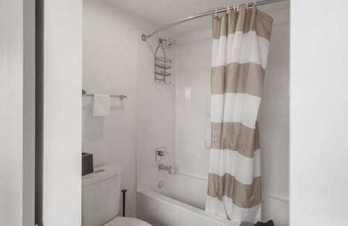 Hanover Place Apartamento | Frontdesk | Sunny Studio Apt near Gillham Park