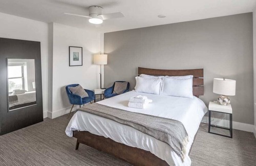 Hanover Place Apartamento | Frontdesk | Sunny Studio Apt near Gillham Park