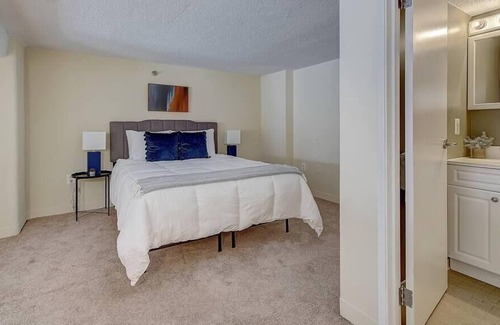 Gayborhood Apartamento | Frontdesk | Sunny Washington Square West 1BR Loft