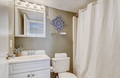 Gayborhood Apartamento | Frontdesk | Sunny Washington Square West 1BR Loft