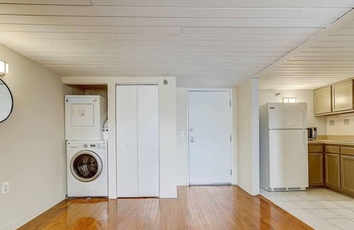 Gayborhood Apartamento | Frontdesk | Sunny Washington Square West 1BR Loft