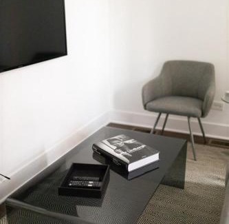 Pilsen Apartamento | FRONTDESK Updated 2 BR Apt Near South Side