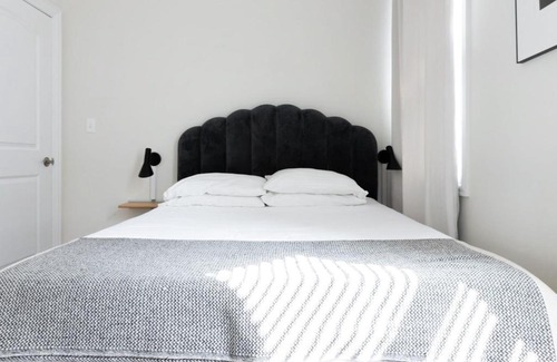 East Village Apartamento | FRONTDESK Updated West Town 2 BR Apt with W&D