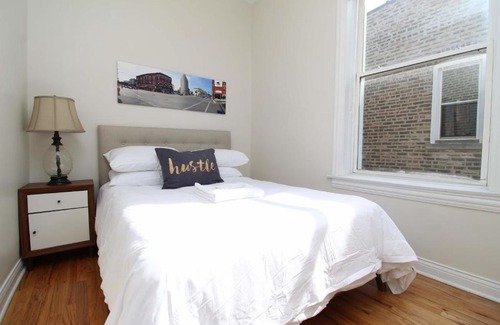 Ukrainian Village Apartamento | FRONTDESK Wicker Park 2 BR Apt with Laundry