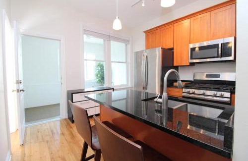 Ukrainian Village Apartamento | FRONTDESK Wicker Park 2 BR Apt with Laundry