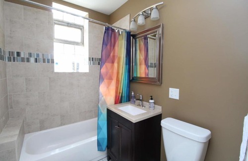 Ukrainian Village Apartamento | FRONTDESK Wicker Park 2 BR Apt with Laundry