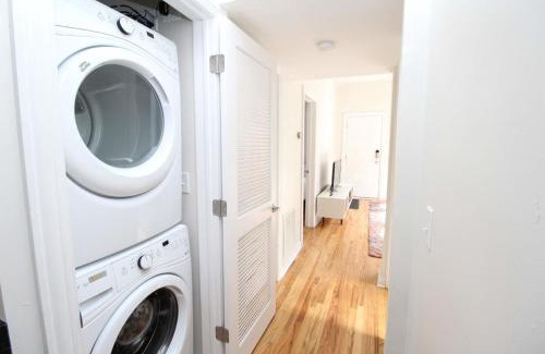 Ukrainian Village Apartamento | FRONTDESK Wicker Park 2 BR Apt with Laundry