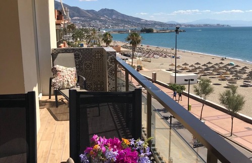 Fuengirola Apartamento | Apartamento en 1º linea de playa, reformado, cerca del centro. WiFi & AirCon