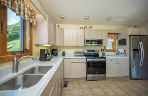 Mountainside Condominio | Frost & Float Getaway! Cozy 2-bedroom condo in Deep Creek Lake with Lakeviews