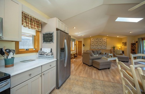 Mountainside Condominio | Frost & Float Getaway! Cozy 2-bedroom condo in Deep Creek Lake with Lakeviews