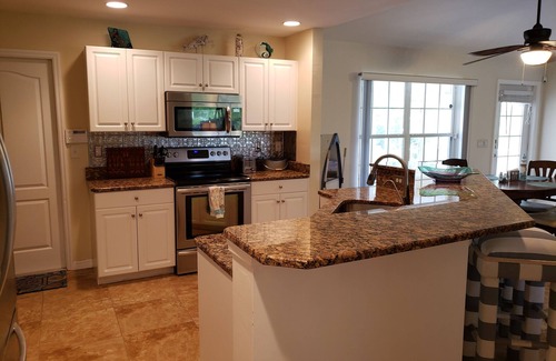Eisenhower Casa | Casa * 3BR * 2BA * Capacidad 6 * 1408 Sq. Pie. LeHigh Acres, Florida