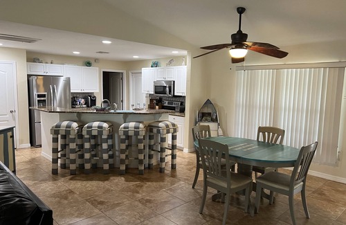 Eisenhower Casa | Casa * 3BR * 2BA * Capacidad 6 * 1408 Sq. Pie. LeHigh Acres, Florida