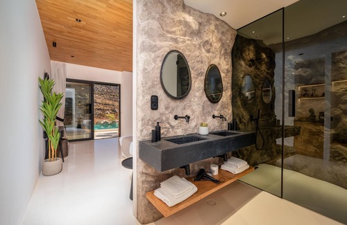 Mykonos Hotel | Ftelia Black Villas