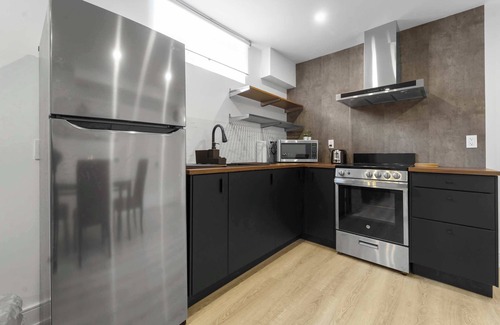 Toronto Casa | Full 2 Bdrm Private Unit w/parking